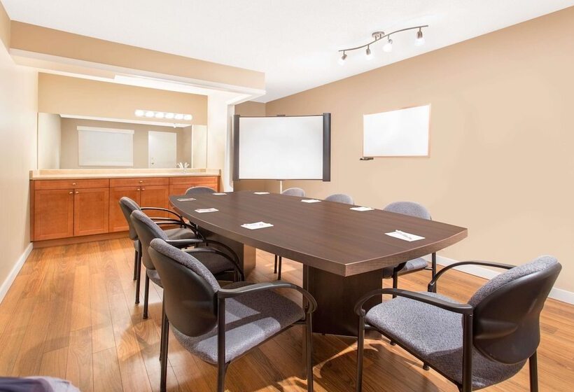 فندق Grand Forks Inn