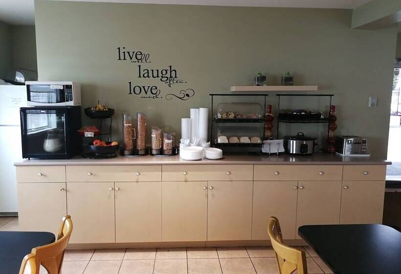 فندق Grand Forks Inn