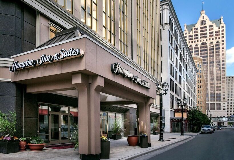 هتل Hampton Inn & Suites Milwaukee Downtown