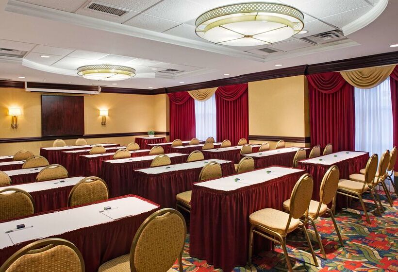 Отель Hampton Inn & Suites By Hilton Toronto Airport