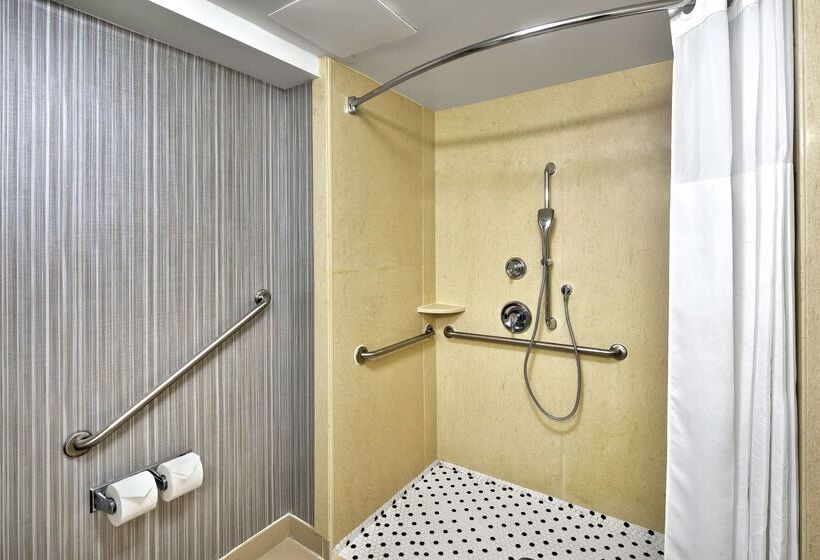 Отель Hampton Inn & Suites By Hilton Toronto Airport