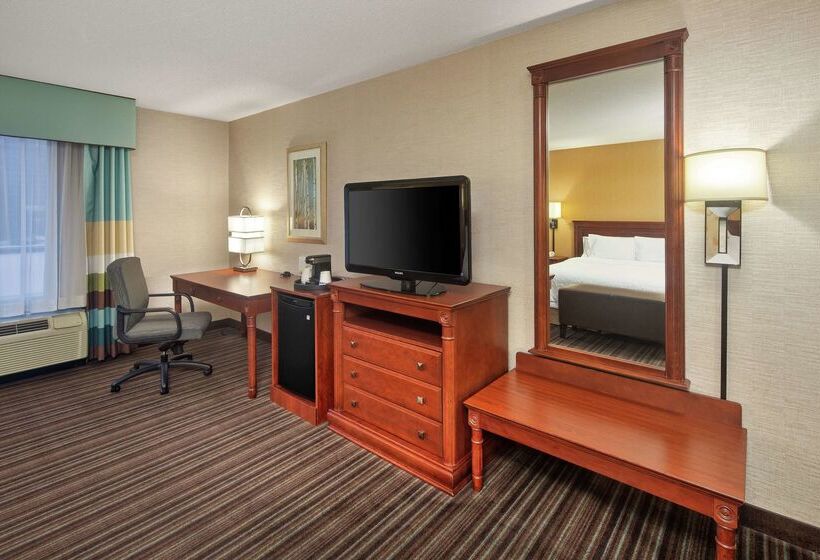 Отель Hampton Inn & Suites By Hilton Toronto Airport