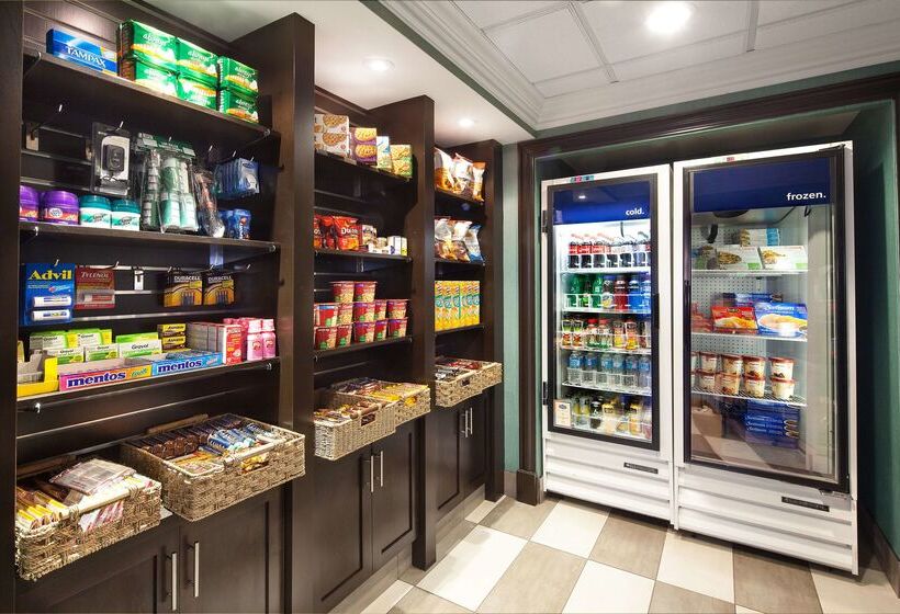 호텔 Hampton Inn & Suites By Hilton Toronto Airport