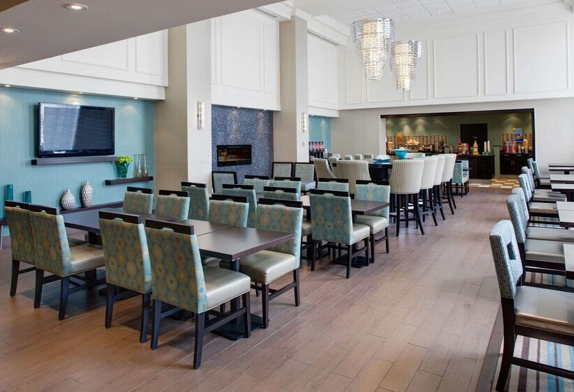 Отель Hampton Inn & Suites By Hilton Toronto Airport