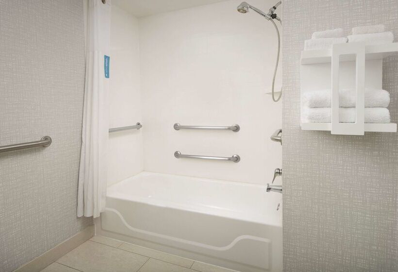 호텔 Hampton Inn College Park