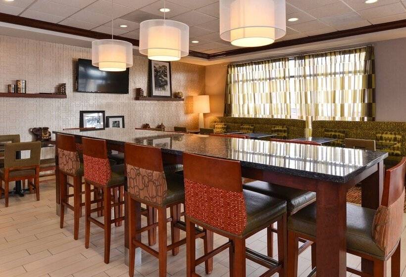 호텔 Hampton Inn College Park