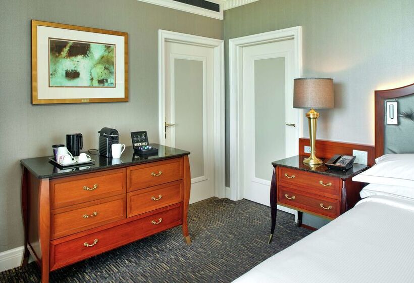 בית מלון כפרי Hilton Lacleamy