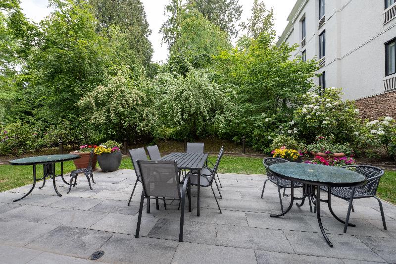 فندق Holiday Inn Express And Suites Surrey, An Ihg