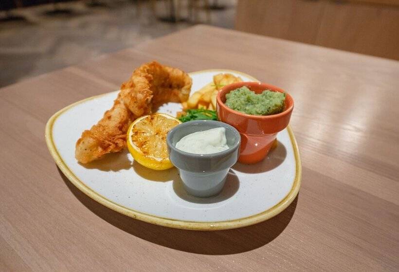 בית מלון כפרי Holiday Inn Newport, An Ihg