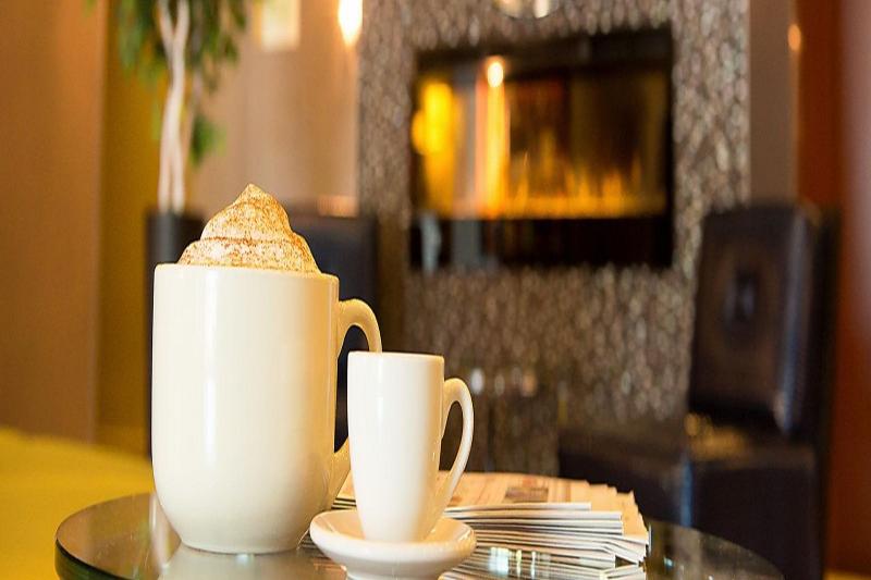 Отель Holiday Inn & Suites Mississauga West   Meadowvale, An Ihg