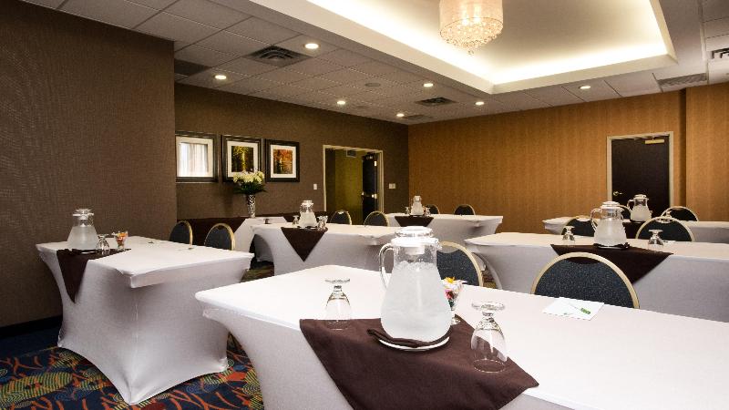 Отель Holiday Inn & Suites Mississauga West   Meadowvale, An Ihg