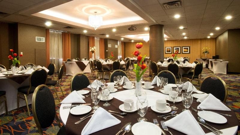 Отель Holiday Inn & Suites Mississauga West   Meadowvale, An Ihg