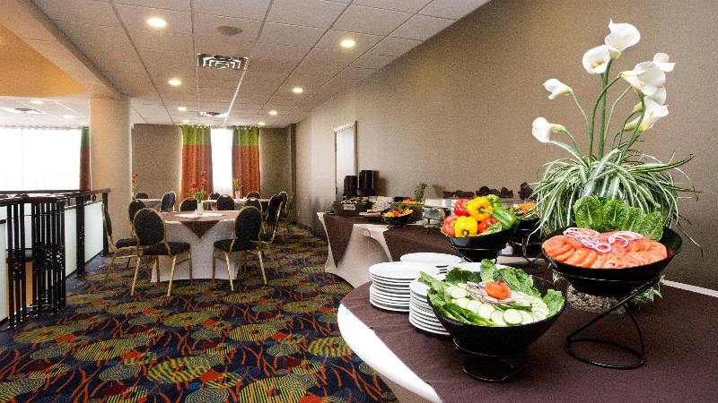 Отель Holiday Inn & Suites Mississauga West   Meadowvale, An Ihg