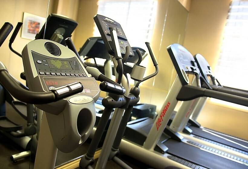 Отель Holiday Inn & Suites Mississauga West   Meadowvale, An Ihg