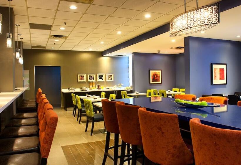 Отель Holiday Inn & Suites Mississauga West   Meadowvale, An Ihg