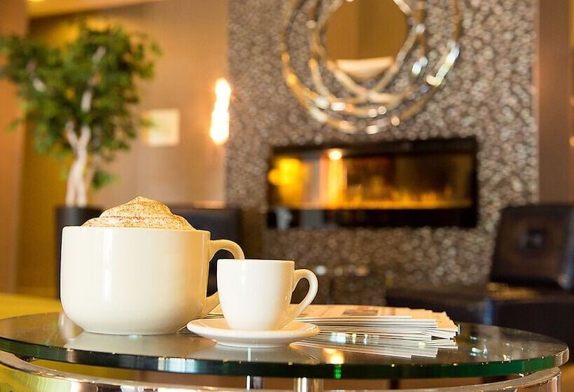 Отель Holiday Inn & Suites Mississauga West   Meadowvale, An Ihg