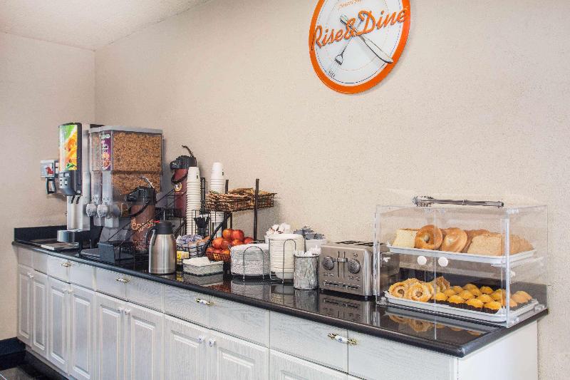 Отель Howard Johnson By Wyndham College Park