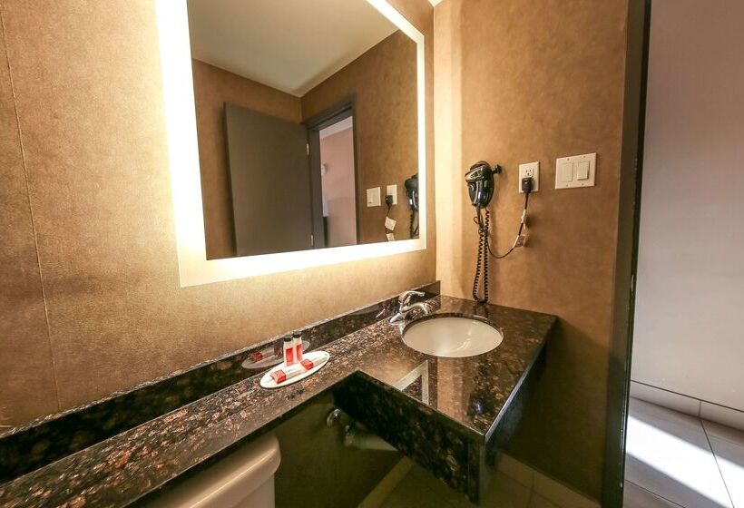 فندق Howard Johnson By Wyndham Winnipeg West