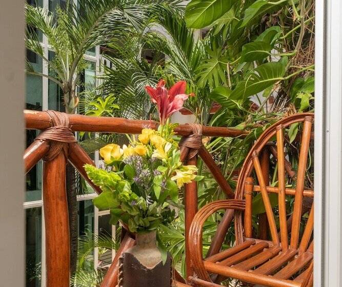 Отель Illusion Boutique Near Beach