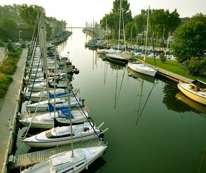 فندق Oakville Inn