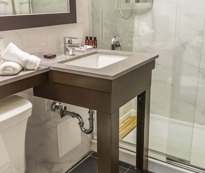 Ottawa Embassy Hotel & Suites