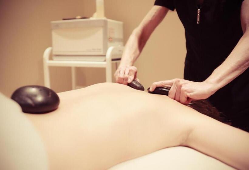 בית מלון כפרי Poets Cove Resort & Spa