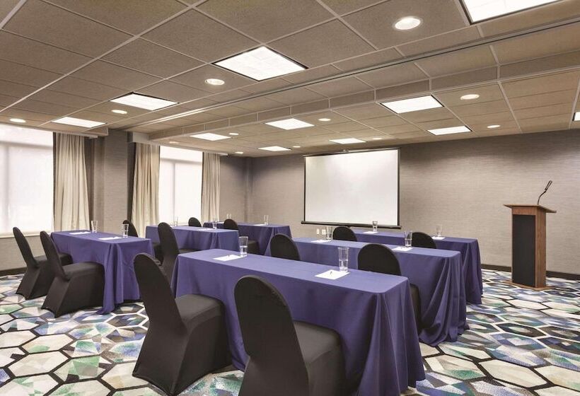 Radisson Hotel Dallas North Addison