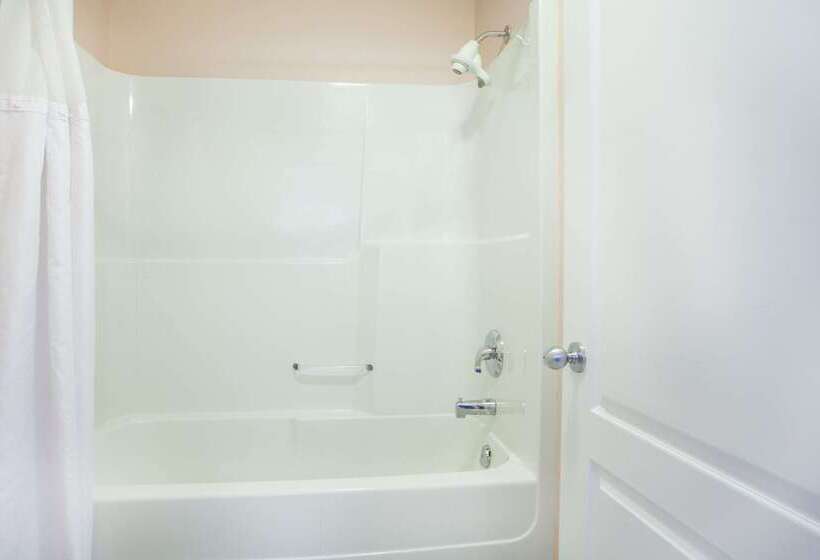 فندق Ramada Limited 100 Mile House