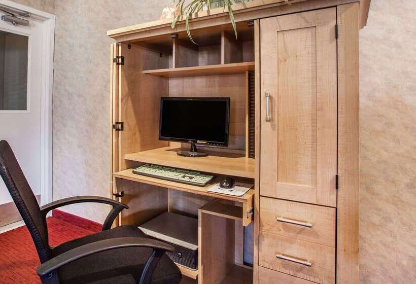 בית מלון כפרי Ramada Limited 100 Mile House