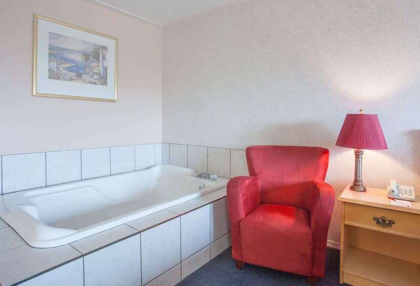 فندق Ramada Limited 100 Mile House