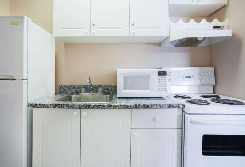 فندق Ramada Limited 100 Mile House