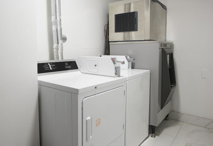 فندق Ramada Limited 100 Mile House