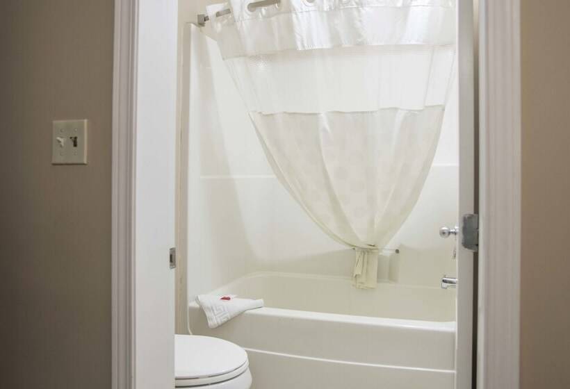 فندق Ramada Limited 100 Mile House