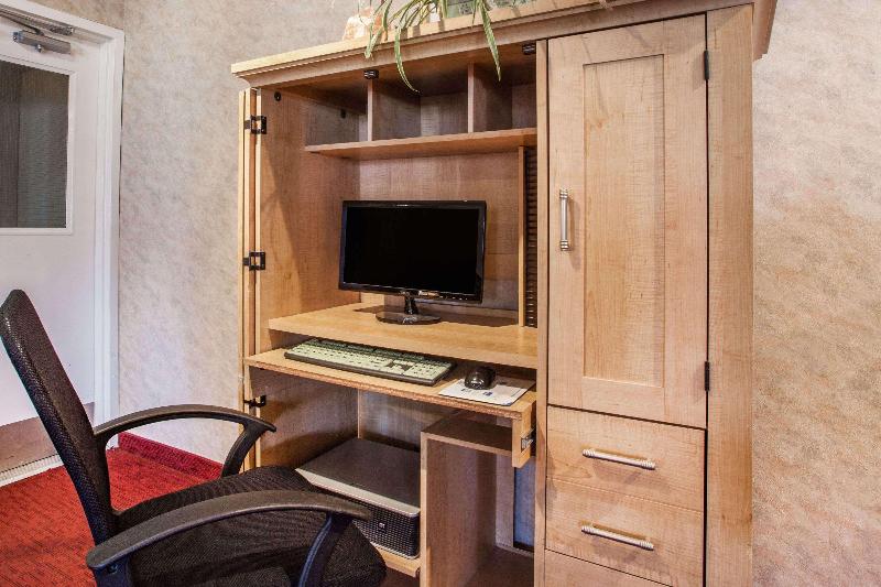 فندق Ramada Limited 100 Mile House