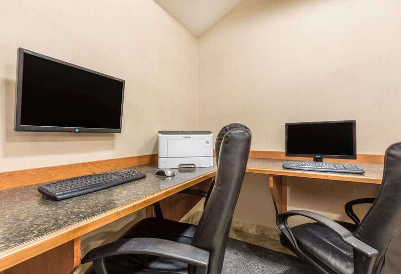 בית מלון כפרי Ramada By Wyndham Clairmont/grande Prairie