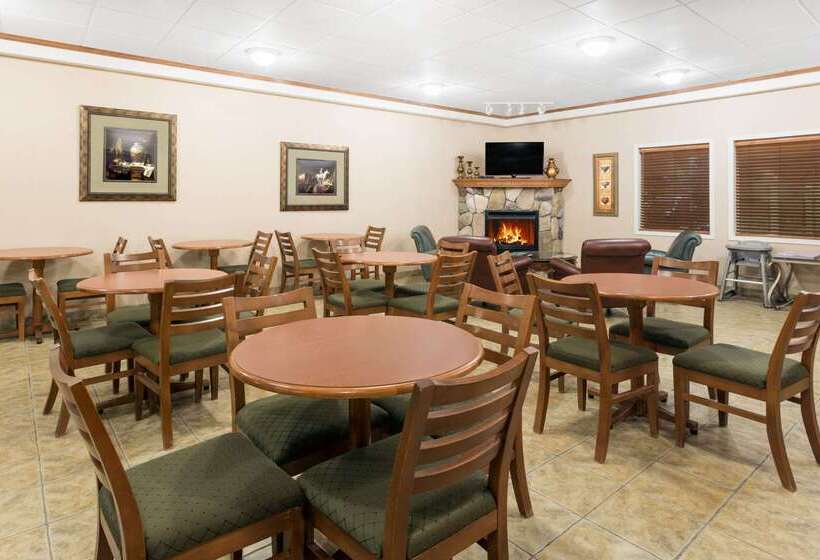 בית מלון כפרי Ramada By Wyndham Clairmont/grande Prairie