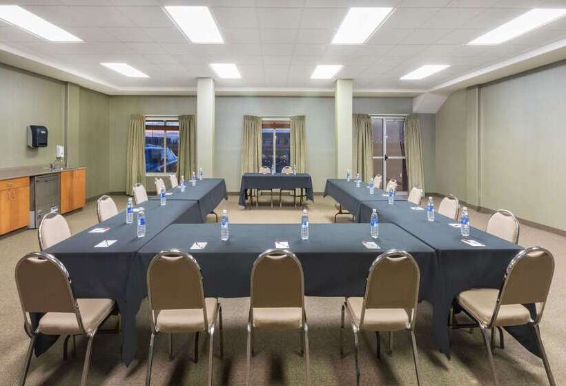 فندق Ramada By Wyndham Clairmont/grande Prairie