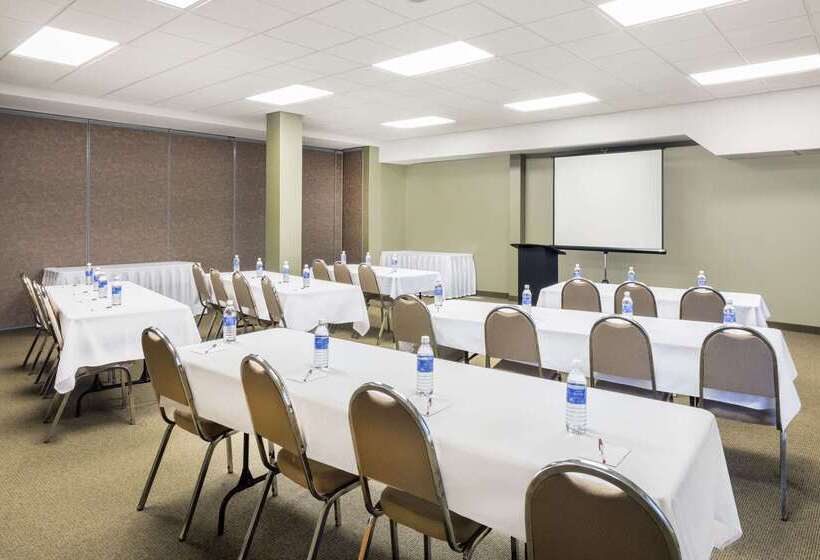 בית מלון כפרי Ramada By Wyndham Clairmont/grande Prairie