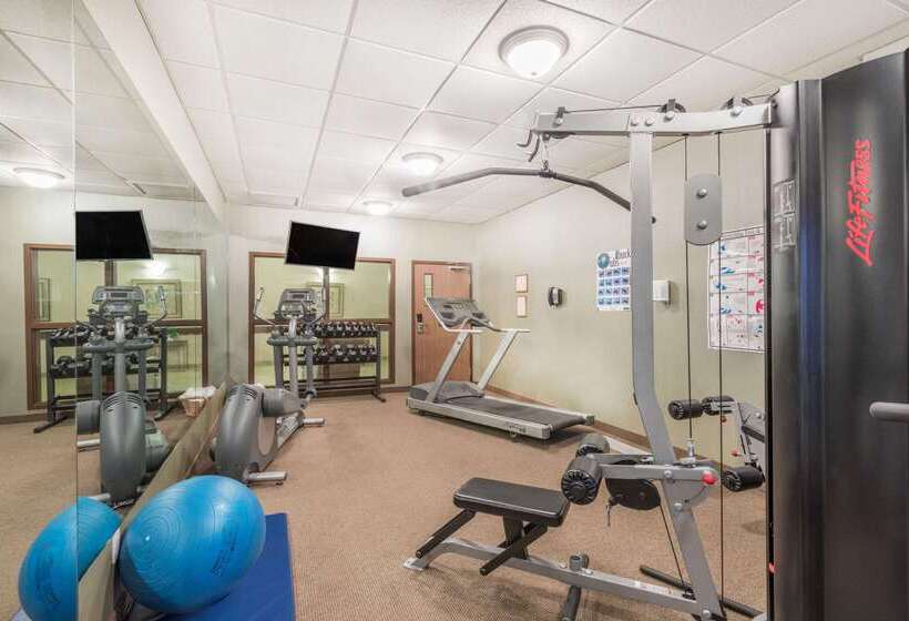 בית מלון כפרי Ramada By Wyndham Clairmont/grande Prairie