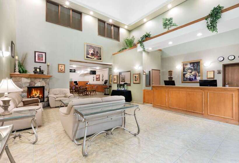 فندق Ramada By Wyndham Clairmont/grande Prairie