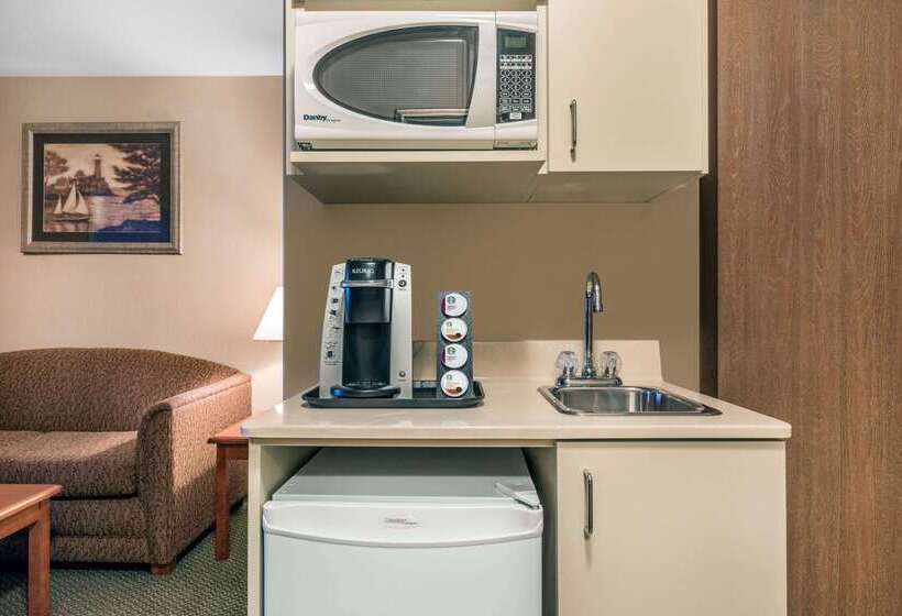 בית מלון כפרי Ramada By Wyndham Clairmont/grande Prairie