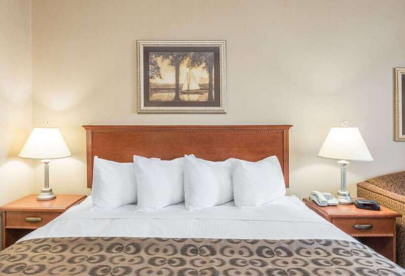 בית מלון כפרי Ramada By Wyndham Clairmont/grande Prairie