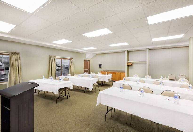 בית מלון כפרי Ramada By Wyndham Clairmont/grande Prairie