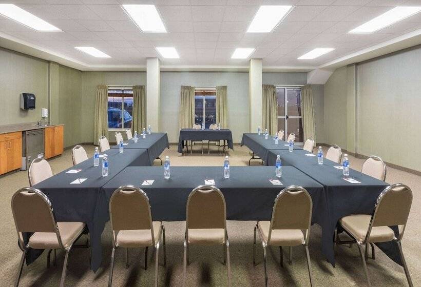 בית מלון כפרי Ramada By Wyndham Clairmont/grande Prairie