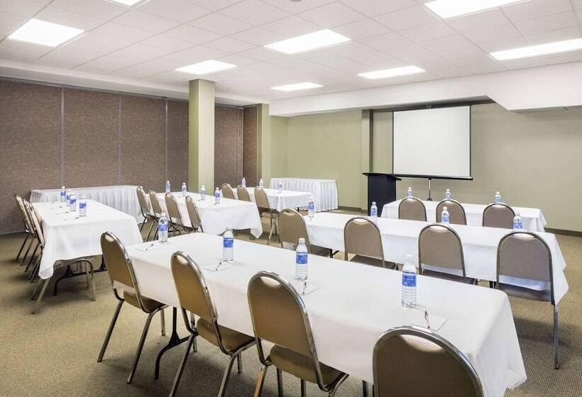 בית מלון כפרי Ramada By Wyndham Clairmont/grande Prairie