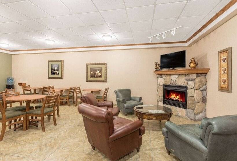 בית מלון כפרי Ramada By Wyndham Clairmont/grande Prairie