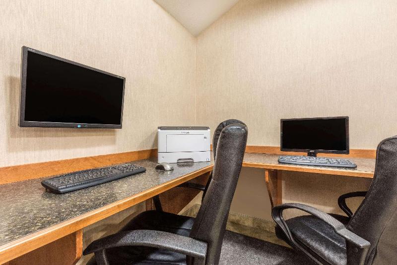 בית מלון כפרי Ramada By Wyndham Clairmont/grande Prairie