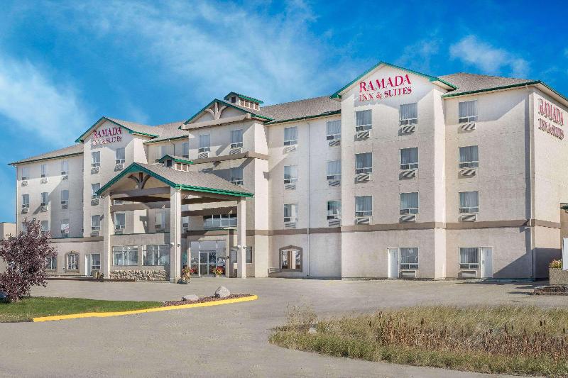 בית מלון כפרי Ramada By Wyndham Clairmont/grande Prairie