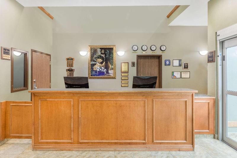 בית מלון כפרי Ramada By Wyndham Clairmont/grande Prairie