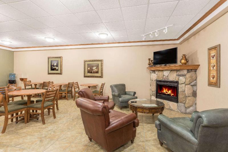 בית מלון כפרי Ramada By Wyndham Clairmont/grande Prairie